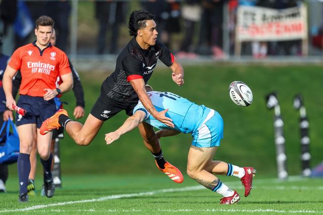 New Zealand Maori's Zarn Sullivan (C) gets tackled by Scotlands Arron Reed during their rugby match between New Zealand Maori and Scotland at Semenoff Stadium in Whangarei on July 5, 2025. (Photo by DJ Mills / AFP)