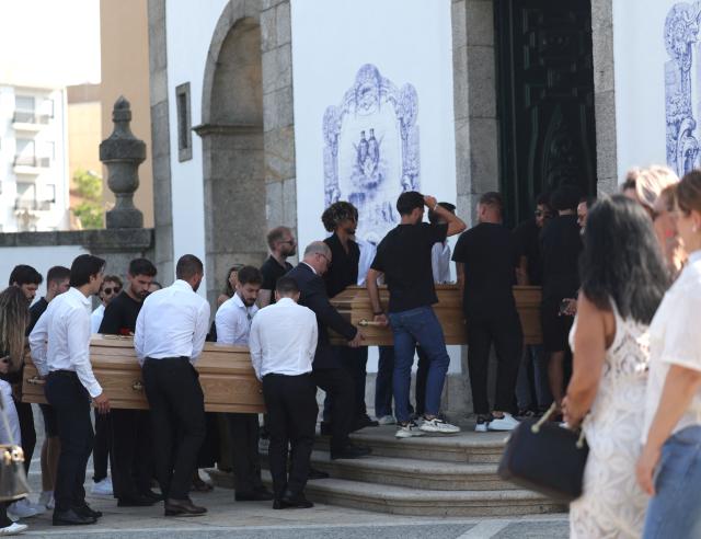 Former teammates carry the coffins during the funerals of Liverpool's Portuguese forward Diogo Jota and his brother Andre Silva at the Mother Church of Gondomar, on the outskirts of Porto, on July 5, 2025. Liverpool forward Diogo Jota and his brother died in a car crash in Spain on July 3, 2025, sparking widespread grief just after the Portugal star had got married. (Photo by FILIPE AMORIM / AFP)
