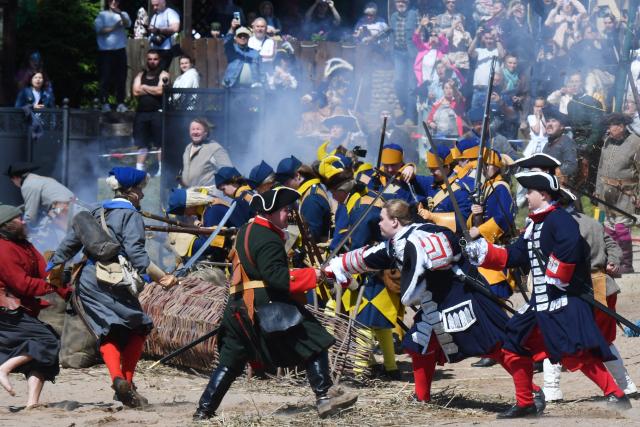 Members of Russian historical clubs dressed as 17th and 18th century Russian and Swedish soldiers take part in the Vyborg Frontier festival which is dedicated to the era of Russian Emperor Peter I, in Vyborg, in the Leningrad region, on July 5, 2025. (Photo by Olga MALTSEVA / AFP)