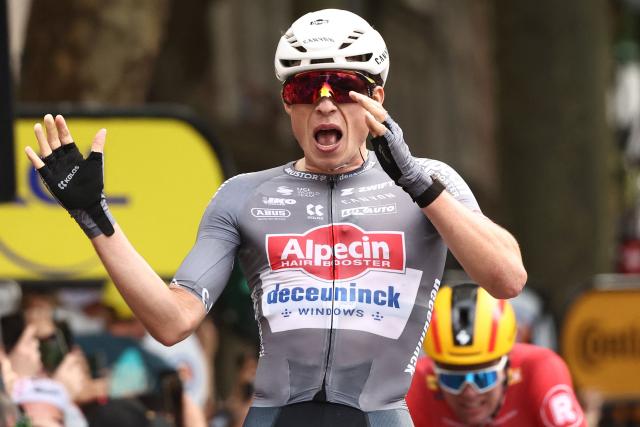 Alpecin - Deceuninck team's Belgian rider Jasper Philipsen cycles to the finish line to win the 1st stage of the 112th edition of the Tour de France cycling race, 184.9 km starting and finishing in Lille Metropole, northern France, on July 5, 2025. (Photo by Anne-Christine POUJOULAT / AFP)