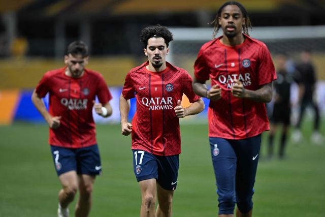 Paris Saint-Germain's Portuguese midfielder #17 Vitinha (C) and teammates warm up before the FIFA Club World Cup 2025 quarterfinal football match between France's Paris Saint-Germain and Germany's Bayern Munich at the Mercedes-Benz Stadium in Atlanta on July 5, 2025. (Photo by PATRICIA DE MELO MOREIRA / AFP)