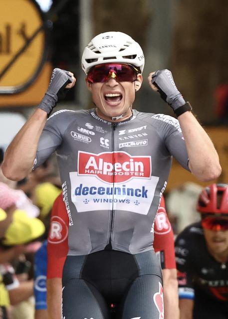 Alpecin - Deceuninck team's Belgian rider Jasper Philipsen cycles to the finish line to win the 1st stage of the 112th edition of the Tour de France cycling race, 184.9 km starting and finishing in Lille Metropole, northern France, on July 5, 2025. (Photo by Anne-Christine POUJOULAT / AFP)