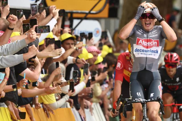 TOPSHOT - Alpecin - Deceuninck team's Belgian rider Jasper Philipsen cycles to the finish line to win the 1st stage of the 112th edition of the Tour de France cycling race, 184.9 km starting and finishing in Lille Metropole, northern France, on July 5, 2025. (Photo by Anne-Christine POUJOULAT / AFP)