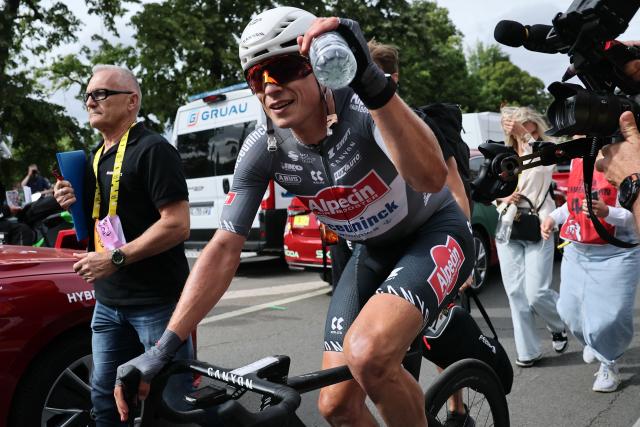 Alpecin - Deceuninck team's Belgian rider Jasper Philipsen celebrates winning the 1st stage of the 112th edition of the Tour de France cycling race, 184.9 km starting and finishing in Lille Metropole, northern France, on July 5, 2025. (Photo by christophe petit tesson / POOL / AFP)
