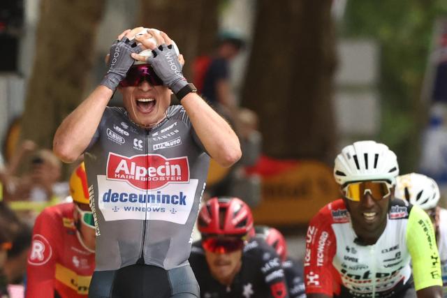 Alpecin - Deceuninck team's Belgian rider Jasper Philipsen  cycles to the finish line ahead of Intermarch - Wanty team's Eritrean rider Biniam Girmay (R) to win the 1st stage of the 112th edition of the Tour de France cycling race, 184.9 km starting and finishing in Lille Metropole, northern France, on July 5, 2025. (Photo by Anne-Christine POUJOULAT / AFP)