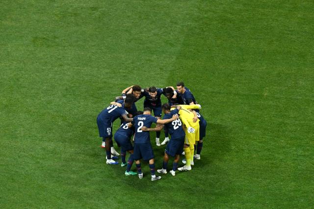 Paris Saint-Germain's players form during the FIFA Club World Cup 2025 quarterfinal football match between France's Paris Saint-Germain and Germany's Bayern Munich at the Mercedes-Benz Stadium in Atlanta on July 5, 2025. (Photo by ROBERTO SCHMIDT / AFP)