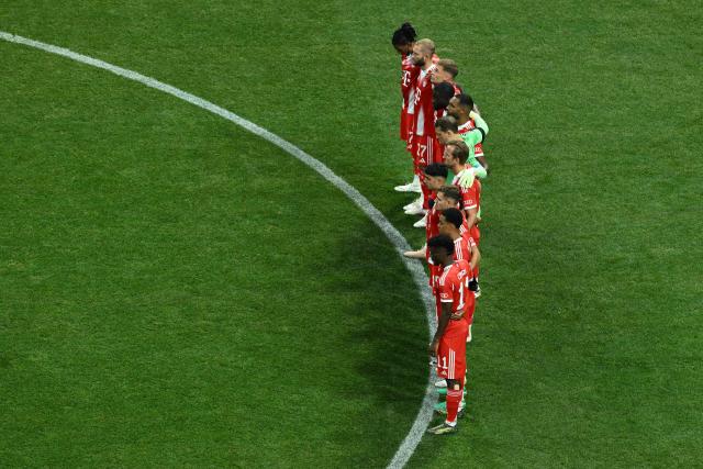 Bayern Munich's players observe a minute of silence to pay tribute to Liverpool's Portuguese forward Diogo Jota and his brother Andre Silva, who passed away after a car crash, ahead of the FIFA Club World Cup 2025 quarterfinal football match between France's Paris Saint-Germain and Germany's Bayern Munich at the Mercedes-Benz Stadium in Atlanta on July 5, 2025. (Photo by ROBERTO SCHMIDT / AFP)