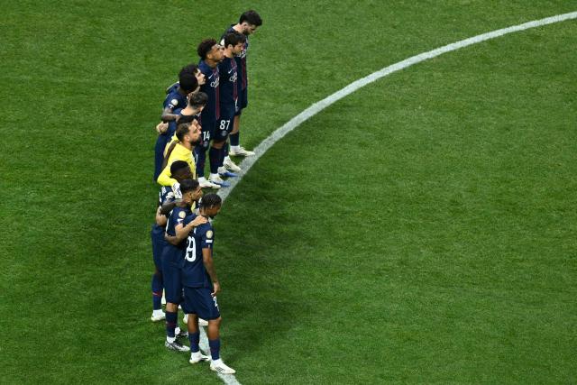 Paris Saint-Germain's players observe a minute of silence to pay tribute to Liverpool's Portuguese forward Diogo Jota and his brother Andre Silva, who passed away after a car crash, ahead of the FIFA Club World Cup 2025 quarterfinal football match between France's Paris Saint-Germain and Germany's Bayern Munich at the Mercedes-Benz Stadium in Atlanta on July 5, 2025. (Photo by ROBERTO SCHMIDT / AFP)