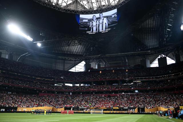 Paris Saint-Germain's and Bayern Munich's players hold a one-minute silence for the late Diogo Jota and Andre Silva -who died on a crash accident on the eve- before the start of the during the FIFA Club World Cup 2025 quarterfinal football match between France's Paris Saint-Germain and Germany's Bayern Munich at the Mercedes-Benz Stadium in Atlanta on July 5, 2025. (Photo by PATRICIA DE MELO MOREIRA / AFP)