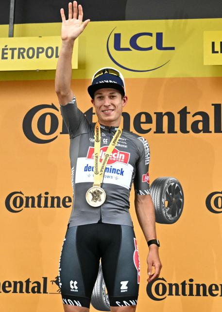 Alpecin - Deceuninck team's Belgian rider Jasper Philipsen celebrates on the podium after winning the 1st stage of the 112th edition of the Tour de France cycling race, 184.9 km starting and finishing in Lille Metropole, northern France, on July 5, 2025. (Photo by Loic VENANCE / AFP)
