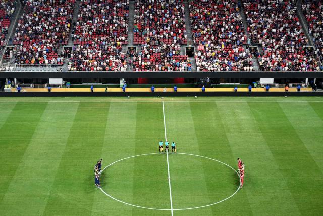 Paris Saint-Germain and Bayern Munich players observe a minute of silence to pay tribute to Liverpool's Portuguese forward Diogo Jota and his brother Andre Silva, who passed away after a car crash, ahead of the FIFA Club World Cup 2025 quarterfinal football match between France's Paris Saint-Germain and Germany's Bayern Munich at the Mercedes-Benz Stadium in Atlanta on July 5, 2025. (Photo by ROBERTO SCHMIDT / AFP)