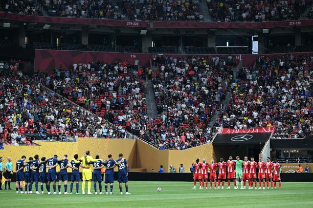 Paris Saint-Germain's and Bayern Munich's players hold a one-minute silence for the late Diogo Jota and Andre Silva -who died on a crash accident on the eve- before the start of the during the FIFA Club World Cup 2025 quarterfinal football match between France's Paris Saint-Germain and Germany's Bayern Munich at the Mercedes-Benz Stadium in Atlanta on July 5, 2025. (Photo by PATRICIA DE MELO MOREIRA / AFP)