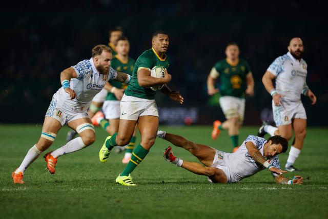 South Africa's fullback Damian Willemse (C) runs with the ball during the international rugby union Test match between South Africa and Italy at Loftus Versfeld stadium in Pretoria on July 5, 2025. (Photo by PHILL MAGAKOE / AFP)