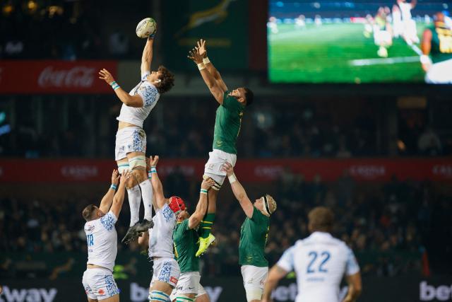 Italy's lock Andrea Zambonin (top L) catches the ball in a line-out as he is challenged by South Africa's flanker Vincent Tshituka (top R) during the international rugby union Test match between South Africa and Italy at Loftus Versfeld stadium in Pretoria on July 5, 2025. (Photo by PHILL MAGAKOE / AFP)