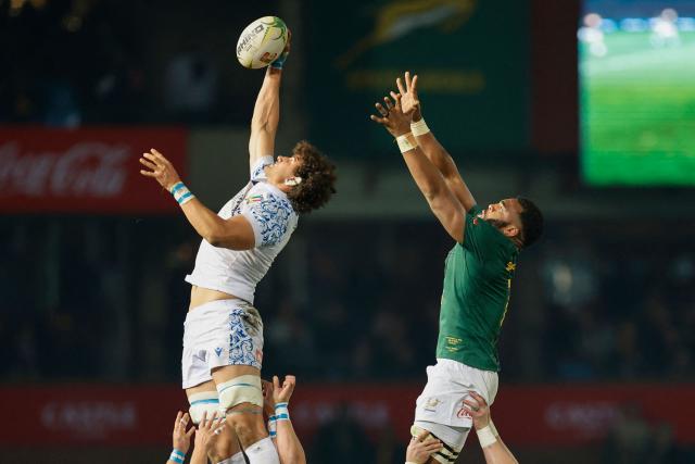 Italy's lock Andrea Zambonin (top L) catches the ball in a line-out as he is challenged by South Africa's flanker Vincent Tshituka (top R) during the international rugby union Test match between South Africa and Italy at Loftus Versfeld stadium in Pretoria on July 5, 2025. (Photo by PHILL MAGAKOE / AFP) / ALTERNATE CROP