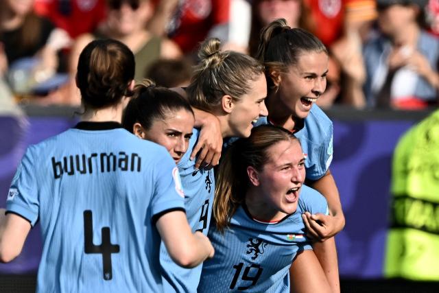 Netherlands' forward #09 Vivianne Miedema (C) celebrates scoring a goal with her teammates mduring the UEFA Women's Euro 2025 Group D football match between Wales and The Netherlands at the Allmend Stadion Luzern in Lucerne on July 5, 2025. (Photo by Fabrice COFFRINI / AFP)