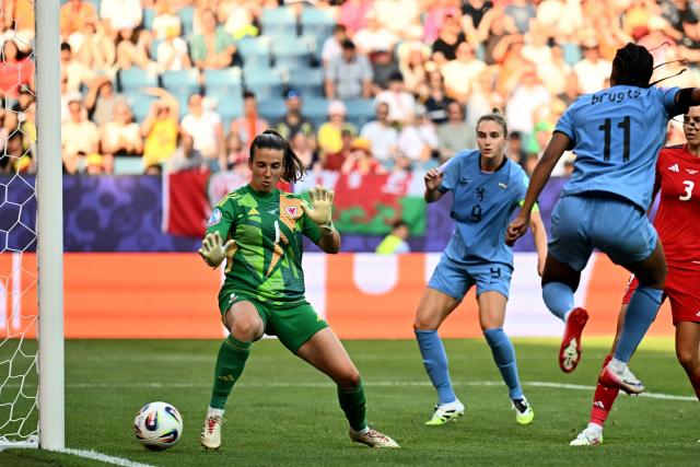 Netherlands' forward #11 Esmee Brugts shoots to score during the UEFA Women's Euro 2025 Group D football match between Wales and The Netherlands at the Allmend Stadion Luzern in Lucerne on July 5, 2025. (Photo by Fabrice COFFRINI / AFP)