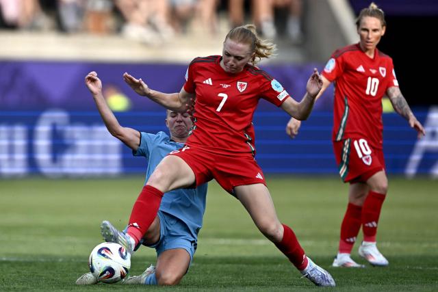 Wales' midfielder #07 Ceri Holland (C) fights for the ball during the UEFA Women's Euro 2025 Group D football match between Wales and The Netherlands at the Allmend Stadion Luzern in Lucerne on July 5, 2025. (Photo by Fabrice COFFRINI / AFP)