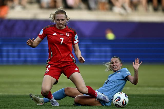 Wales' midfielder #07 Ceri Holland and Netherlands' midfielder #14 Jackie Groenen fight for the ball during the UEFA Women's Euro 2025 Group D football match between Wales and The Netherlands at the Allmend Stadion Luzern in Lucerne on July 5, 2025. (Photo by Fabrice COFFRINI / AFP)