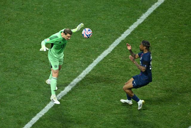 Bayern Munich's German goalkeeper #01 Manuel Neuer and Paris Saint-Germain's French forward #29 Bradley Barcola fight for the ball during the FIFA Club World Cup 2025 quarterfinal football match between France's Paris Saint-Germain and Germany's Bayern Munich at the Mercedes-Benz Stadium in Atlanta on July 5, 2025. (Photo by ROBERTO SCHMIDT / AFP)