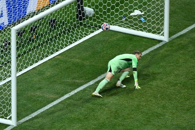 Bayern Munich's German goalkeeper #01 Manuel Neuer concedes Paris Saint-Germain's first goal during the FIFA Club World Cup 2025 quarterfinal football match between France's Paris Saint-Germain and Germany's Bayern Munich at the Mercedes-Benz Stadium in Atlanta on July 5, 2025. (Photo by ROBERTO SCHMIDT / AFP)