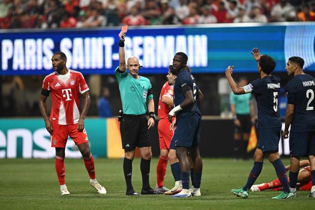 English referee Anthony Taylor shows a red card to Paris Saint-Germain's Ecuadorian defender #51 William Pacho during the FIFA Club World Cup 2025 quarterfinal football match between France's Paris Saint-Germain and Germany's Bayern Munich at the Mercedes-Benz Stadium in Atlanta on July 5, 2025. (Photo by Paul ELLIS / AFP)