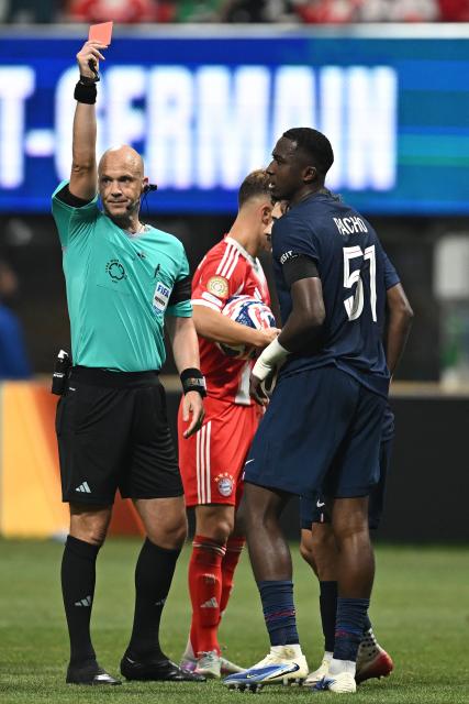 English referee Anthony Taylor shows a red card to Paris Saint-Germain's Ecuadorian defender #51 William Pacho during the FIFA Club World Cup 2025 quarterfinal football match between France's Paris Saint-Germain and Germany's Bayern Munich at the Mercedes-Benz Stadium in Atlanta on July 5, 2025. (Photo by Paul ELLIS / AFP)