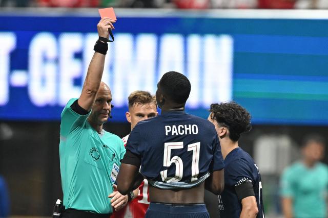 English referee Anthony Taylor shows a red card to Paris Saint-Germain's Ecuadorian defender #51 William Pacho during the FIFA Club World Cup 2025 quarterfinal football match between France's Paris Saint-Germain and Germany's Bayern Munich at the Mercedes-Benz Stadium in Atlanta on July 5, 2025. (Photo by Paul ELLIS / AFP)