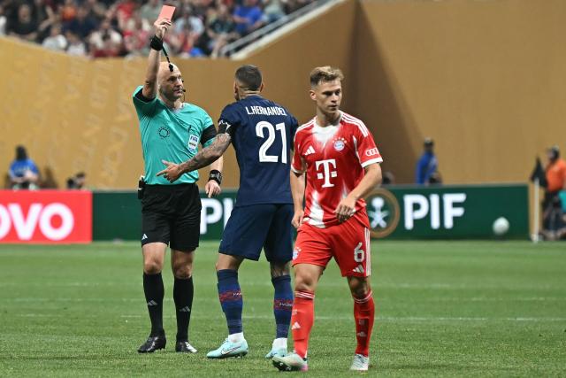 English referee Anthony Taylor shows a red card to Paris Saint-Germain's French defender #21 Lucas Hernandez during the FIFA Club World Cup 2025 quarterfinal football match between France's Paris Saint-Germain and Germany's Bayern Munich at the Mercedes-Benz Stadium in Atlanta on July 5, 2025. (Photo by Paul ELLIS / AFP)