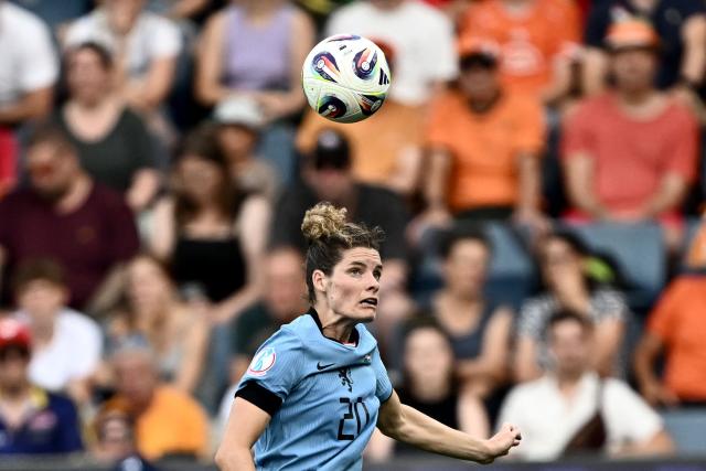 Netherlands' defender #20 Dominique Janssen heads the ball during the UEFA Women's Euro 2025 Group D football match between Wales and The Netherlands at the Allmend Stadion Luzern in Lucerne on July 5, 2025. (Photo by Fabrice COFFRINI / AFP)