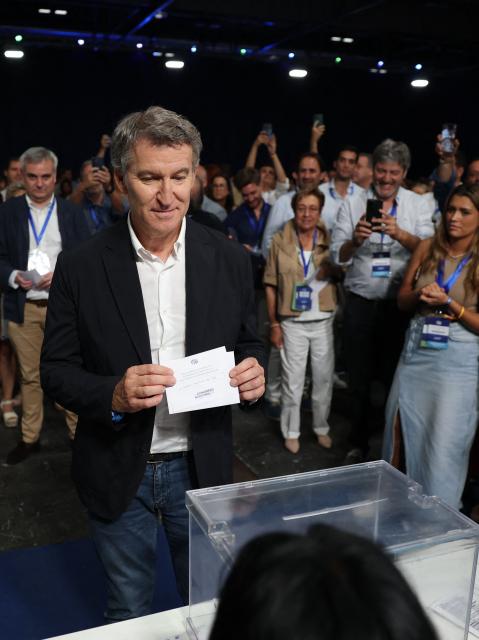 Spain's opposition right-wing Popular Party (PP) leader Alberto Nunez Feijoo holds his ballot he votes at the PP national congress in Madrid on July 5, 2025. (Photo by Thomas COEX / AFP)