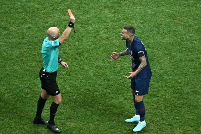 English referee Anthony Taylor shows a red card to Paris Saint-Germain's French defender #21 Lucas Hernandez during the FIFA Club World Cup 2025 quarterfinal football match between France's Paris Saint-Germain and Germany's Bayern Munich at the Mercedes-Benz Stadium in Atlanta on July 5, 2025. (Photo by ROBERTO SCHMIDT / AFP)