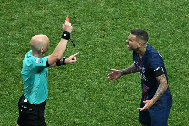 English referee Anthony Taylor shows a red card to Paris Saint-Germain's French defender #21 Lucas Hernandez during the FIFA Club World Cup 2025 quarterfinal football match between France's Paris Saint-Germain and Germany's Bayern Munich at the Mercedes-Benz Stadium in Atlanta on July 5, 2025. (Photo by ROBERTO SCHMIDT / AFP)