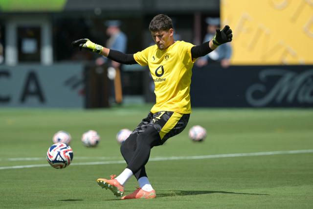 Borussia Dortmund's Swiss goalkeeper #01 Gregor Kobel warms up ahead of the FIFA Club World Cup 2025 quarterfinal football match between Spain's Real Madrid and Germany's Borussia Dortmund at the MetLife stadium in East Rutherford, New Jersey on July 05, 2025. (Photo by JUAN MABROMATA / AFP)