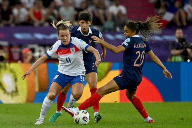 England's forward #11 Lauren Hemp and France's forward #20 Delphine Cascarino  fight for the ball during the UEFA Women's Euro 2025 Group D football match between France and England at the Letzigrund Stadium in Zurich, on July 5, 2025. (Photo by Miguel MEDINA / AFP)