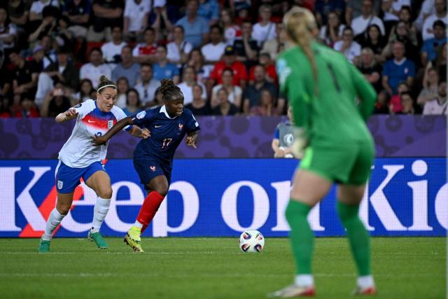 England's goalkeeper #01 Hannah Hampton eyes France's midfielder #17 Sandy (C) as she is tackled by England's defender #02 Lucy Bronze and Baltimore  during the UEFA Women's Euro 2025 Group D football match between France and England at the Letzigrund Stadium in Zurich, on July 5, 2025. (Photo by Miguel MEDINA / AFP)