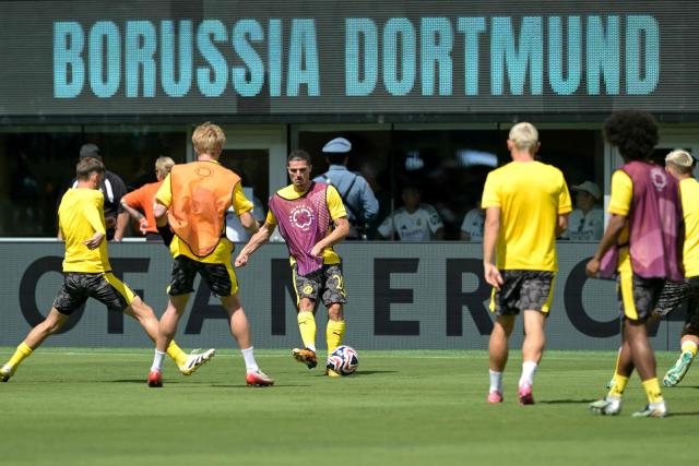 Borussia Dortmund's Austrian midfielder #20 Marcel Sabitzer (C) warms up with his teammates ahead of the FIFA Club World Cup 2025 quarterfinal football match between Spain's Real Madrid and Germany's Borussia Dortmund at the MetLife stadium in East Rutherford, New Jersey on July 05, 2025. (Photo by JUAN MABROMATA / AFP)