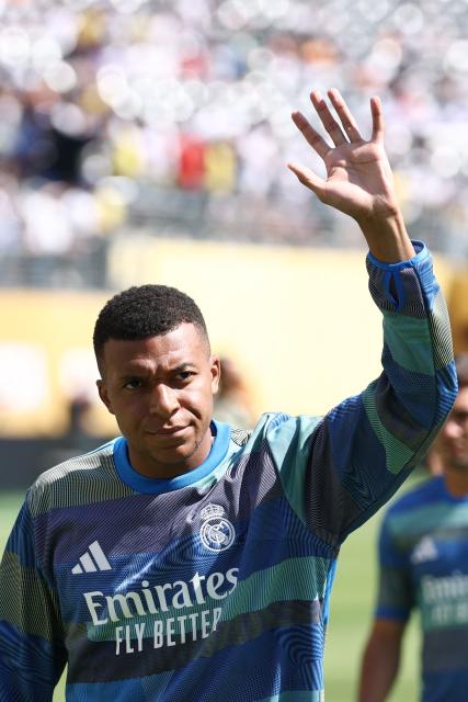 Real Madrid's French forward #09 Kylian Mbappe (R) waves to the fans ahead of the FIFA Club World Cup 2025 quarterfinal football match between Spain's Real Madrid and Germany's Borussia Dortmund at the MetLife stadium in East Rutherford, New Jersey on July 05, 2025. (Photo by FRANCK FIFE / AFP)