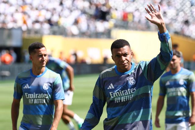 Real Madrid's French forward #09 Kylian Mbappe (R) waves to the fans ahead of the FIFA Club World Cup 2025 quarterfinal football match between Spain's Real Madrid and Germany's Borussia Dortmund at the MetLife stadium in East Rutherford, New Jersey on July 05, 2025. (Photo by FRANCK FIFE / AFP)