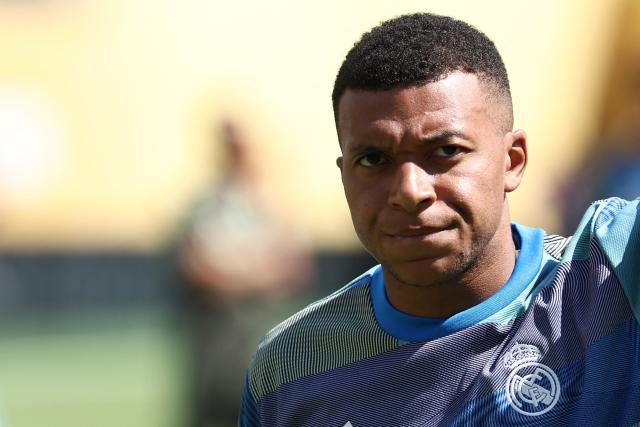 Real Madrid's French forward #09 Kylian Mbappe looks on during a warmup ahead of the FIFA Club World Cup 2025 quarterfinal football match between Spain's Real Madrid and Germany's Borussia Dortmund at the MetLife stadium in East Rutherford, New Jersey on July 05, 2025. (Photo by FRANCK FIFE / AFP)