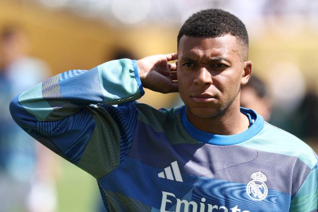 Real Madrid's French forward #09 Kylian Mbappe warms up ahead of the FIFA Club World Cup 2025 quarterfinal football match between Spain's Real Madrid and Germany's Borussia Dortmund at the MetLife stadium in East Rutherford, New Jersey on July 05, 2025. (Photo by FRANCK FIFE / AFP)