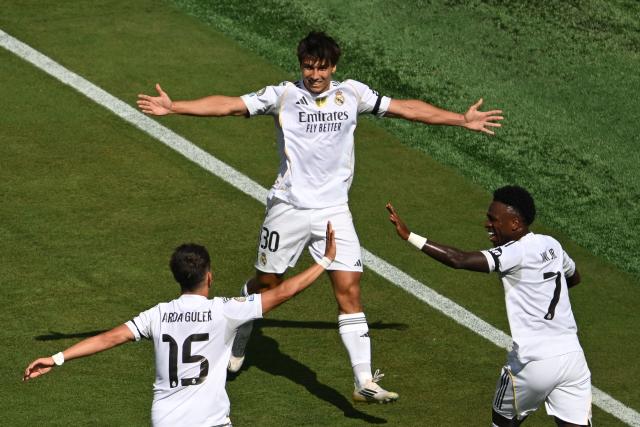 Real Madrid's Spanish forward #30 Gonzalo Garcia (C) celebrates with teammates after scoring his team's first goal  during the FIFA Club World Cup 2025 quarterfinal football match between Spain's Real Madrid and Germany's Borussia Dortmund at the MetLife stadium in East Rutherford, New Jersey on July 05, 2025. (Photo by ANGELA WEISS / AFP)