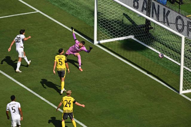 Real Madrid's Spanish forward #30 Gonzalo Garcia scores his team's first goal  during the FIFA Club World Cup 2025 quarterfinal football match between Spain's Real Madrid and Germany's Borussia Dortmund at the MetLife stadium in East Rutherford, New Jersey on July 05, 2025. (Photo by ANGELA WEISS / AFP)