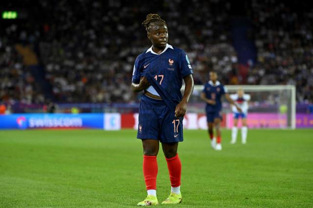 France's midfielder #17 Sandy Baltimore looks over during the UEFA Women's Euro 2025 Group D football match between France and England at the Letzigrund Stadium in Zurich, on July 5, 2025. (Photo by Miguel MEDINA / AFP)