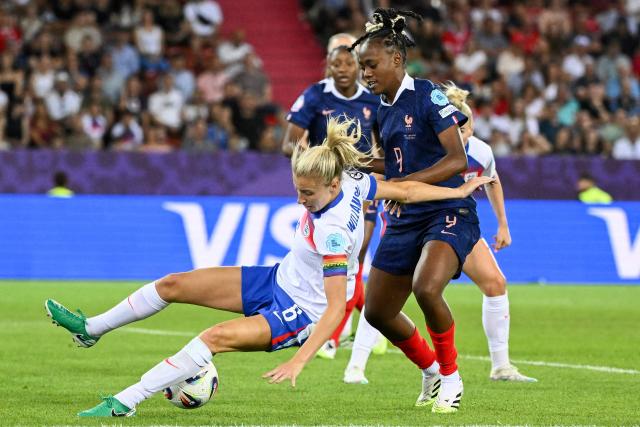 England's defender #06 Leah Williamson fights for the ball with France's forward #09 Melvine Malard during the UEFA Women's Euro 2025 Group D football match between France and England at the Letzigrund Stadium in Zurich, on July 5, 2025. (Photo by SEBASTIEN BOZON / AFP)