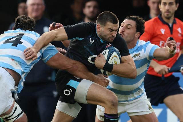 England's centre Will Muir runs with the ball amid Argentina's lock Franco Molina (L) and Argentina's wing Rodrigo Isgro during the international rugby test match between Argentina and England at the Jorge Luis Hirschi Stadium in La Plata, Buenos Aires province, Argentina, on July 5, 2025. (Photo by ALEJANDRO PAGNI / AFP)