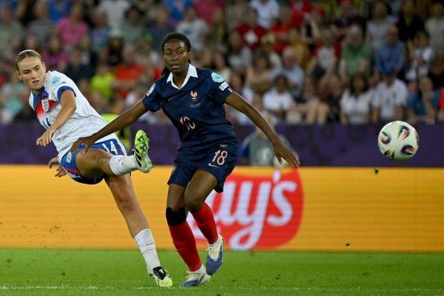 England's midfielder #14 Grace Clinton shoots the ball past France's midfielder #18 Oriane Jean-François during the UEFA Women's Euro 2025 Group D football match between France and England at the Letzigrund Stadium in Zurich, on July 5, 2025. (Photo by Miguel MEDINA / AFP)