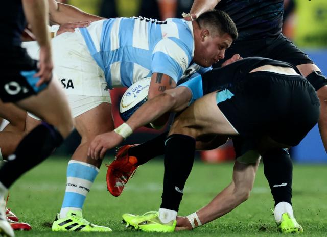 Argentina's Thomas Gallo runs with the ball during the international rugby test match between Argentina and England at the Jorge Luis Hirschi Stadium in La Plata, Buenos Aires province, Argentina, on July 5, 2025. (Photo by ALEJANDRO PAGNI / AFP)