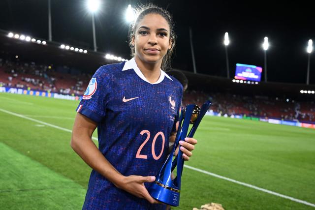 France's forward #20 Delphine Cascarino poses with the trophy of the best player of the match at the end of the UEFA Women's Euro 2025 Group D football match between France and England at the Letzigrund Stadium in Zurich, on July 5, 2025. France won 2-0 over England. (Photo by SEBASTIEN BOZON / AFP)