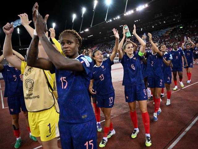 France's forward #15 Kelly Gago, France's defender #13 Selma Bacha, France's midfielder #06 Sandie Toletti and teammates celebrate at the end of the UEFA Women's Euro 2025 Group D football match between France and England at the Letzigrund Stadium in Zurich, on July 5, 2025. France won 2-0 over England. (Photo by SEBASTIEN BOZON / AFP)